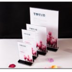 Kệ menu mica A4 đế tam giác liền KMN-2811